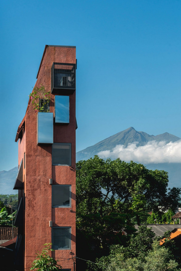 Lebar Hanya 2,8 Meter! Begini Penampakan Hotel Tersempit di Indonesia
