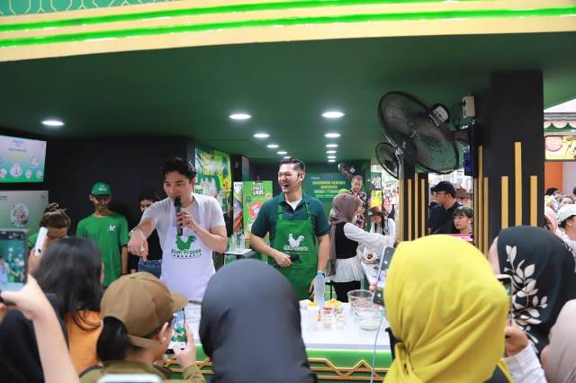   Chef Gio, salah satu Master Chef Indonesia bagikan tips mengolah makanan beku kepada pengunjung Jakarta Fair. (Foto: Dok. Istimewa)
