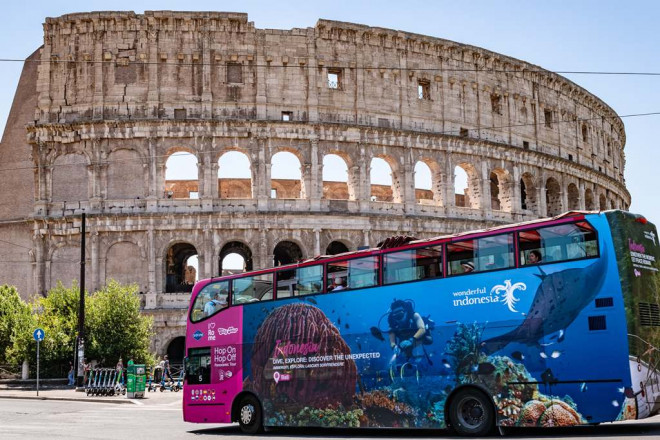 Saat Wondeful Indonesia bersanding dengan bangunan bersejarah Roma, Colosseum. Dok. Kemenpar 