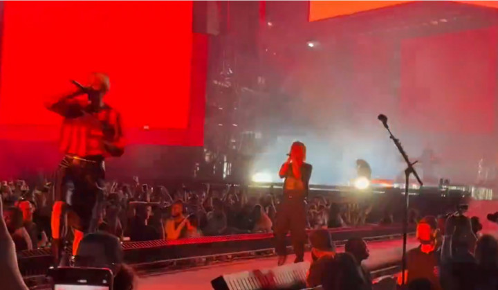 Momen Vokalis One Ok Rock Sepanggung dengan Linkin Park Nyanyi One Step Closer