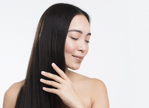 Kamu dapat melembapkan kembali rambut dari dalam ke luar dengan produk perawatan rambut yang tepat. (Foto: Ilustrasi. Dok. Freepik.com)