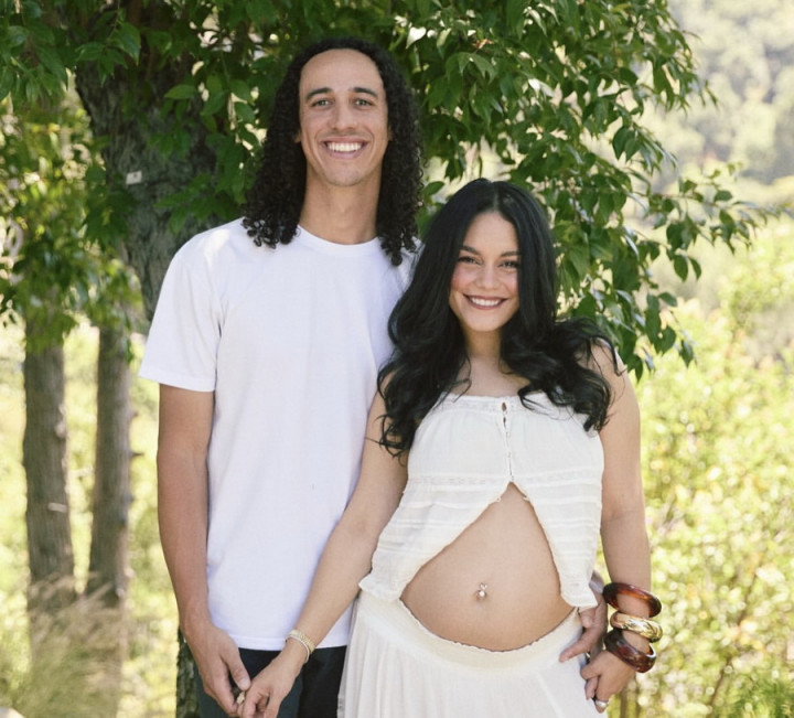 Vanessa Hudgens Umumkan Kehamilan Anak Kedua