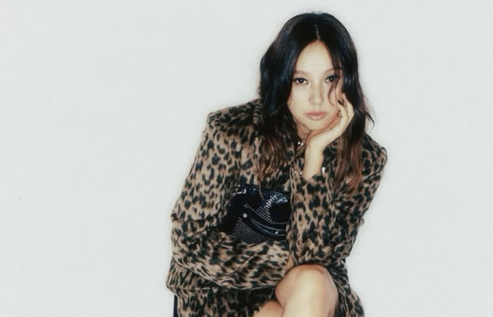 Tak Terikat Agama, Momen Lee Hyori Temani Ibu Kebaktian Jadi Sorotan