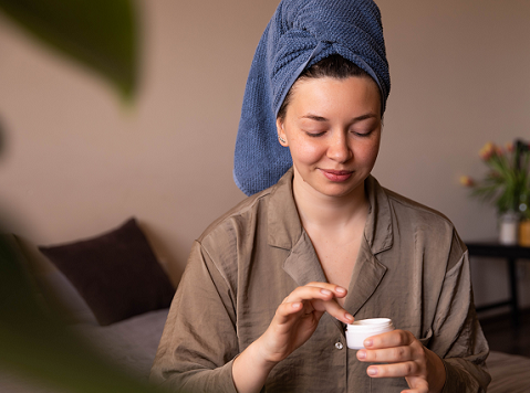 Cara Tepat Mengatasi Kulit Kering, Pakai Pelembap hingga Batasi Durasi Mandi