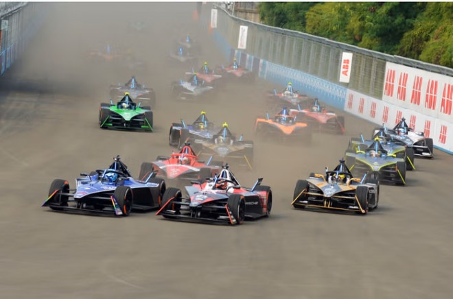 Kondisi usai start Formula E Jakarta. MI/Agung Wibowo