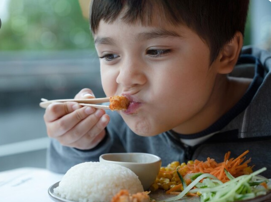 Dalam mendukung kebiasaan mengonsumsi pola makan bergizi seimbang pada anak-anak diperlukan peran orang tua. Ilustrasi Freepik