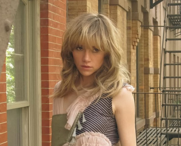 Suki Waterhouse Alami Hernia Akibat Pakai Celana Ketat