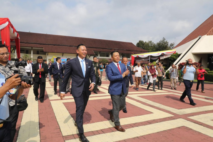 Alumni SMA Taruna Nusantara Kompak Lakukan Defile Dadakan, AHY dan Sugiono Terima Penghormatan