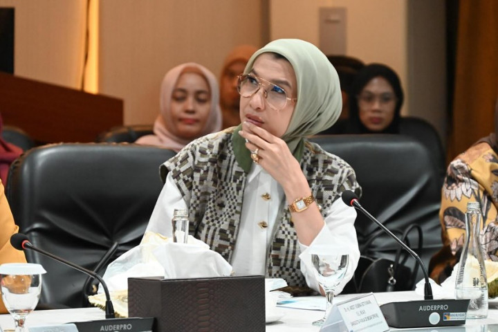 Arzeti Bilbina Bangga Anaknya Ikut Kontingen Indonesia di Bastille Day Prancis