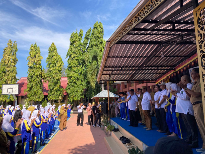 Mendikdasmen Abdul Mu'ti saat meninjau MPLS Ramah 2025 di SMPN 1 Sumbawa Besar pada Senin, 14 Juli 2025. Medcom.id/Renatha Swasty