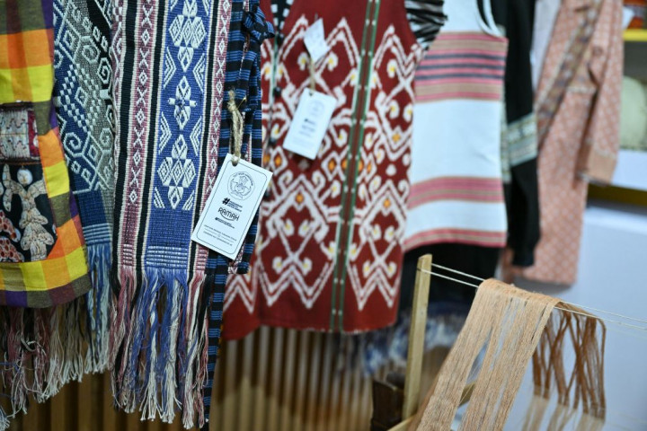 Minat Anak Muda Terjun ke Dunia Kerajinan Tenun Menurun