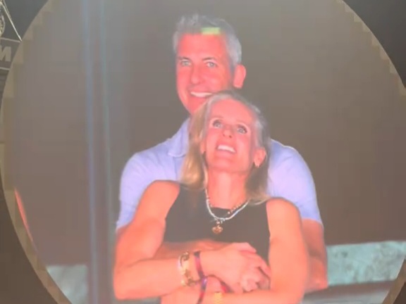 Apa Itu Kiss Cam yang Menciduk Dugaan Perselingkuhan CEO Astronomer di Konser Coldplay?