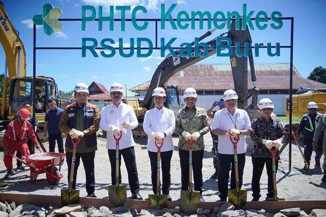   Menkes meletakkan batu pertama pembangunan RSUD Buru di Namlea, Kabupaten Buru, Maluku. (Foto: Dok. Birkom Kemenkes)