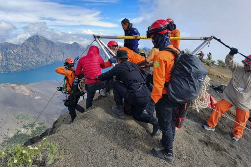 Proses evakuasi pendaki asal Brasil, Juliana di Gunung Rinjani beberapa waktu lalu. Dok. AFP PHOTO/Indonesia’s National Search and Rescue Agency