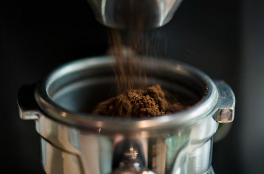 Cuma Pakai Bubuk Kopi, Kulkas Bau jadi Harum Lagi