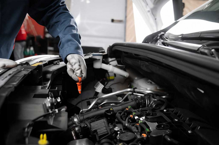 Cara Mudah Cek Kondisi Oli Mesin, Lihat Dipstick!