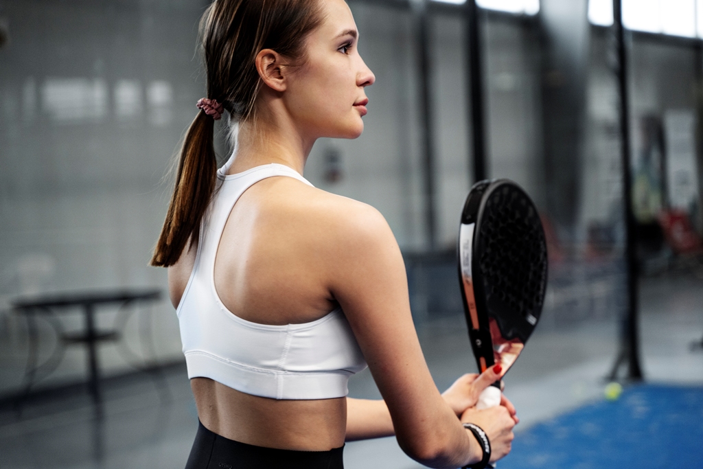 Padel dan yoga merupakan olahraga yang banyak diminati saat ini. Ilustrasi Freepik