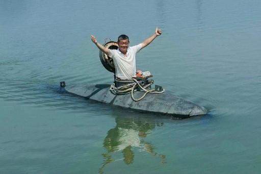 Hebat! Seorang Petani Tiongkok Bikin Kapal Selam Sendiri