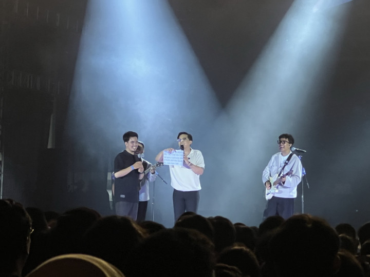 Penonton Konser for Revenge Menangis di Panggung Curhat soal Perceraian