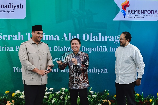 Kemenpora Serahkan Bantuan Alat Olahraga untuk Muhammadiyah