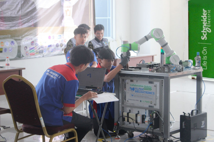 Schneider Electric Cetak Talenta Otomasi Masa Depan di E-TIME 2025