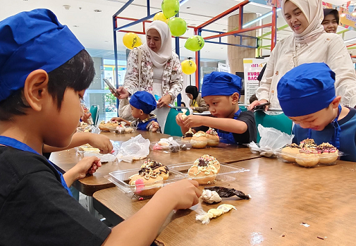 Anak-anak sedang menghias donat di acara Bogor Kids Festival. (Foto: Dok. Istimewa)