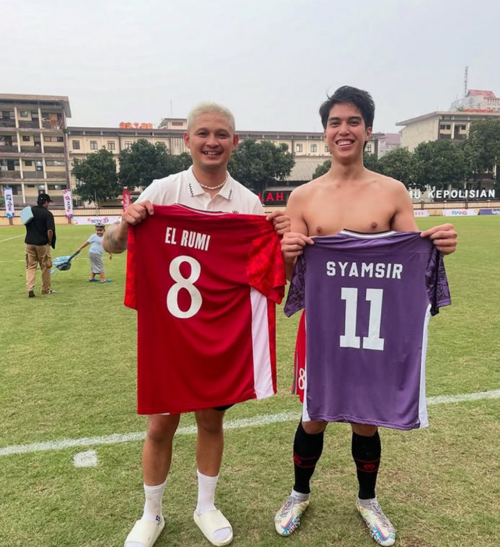 El Rumi Ribut dengan Syamsir Alam di Lapangan, Berakhir dengan Bertukar Jersey