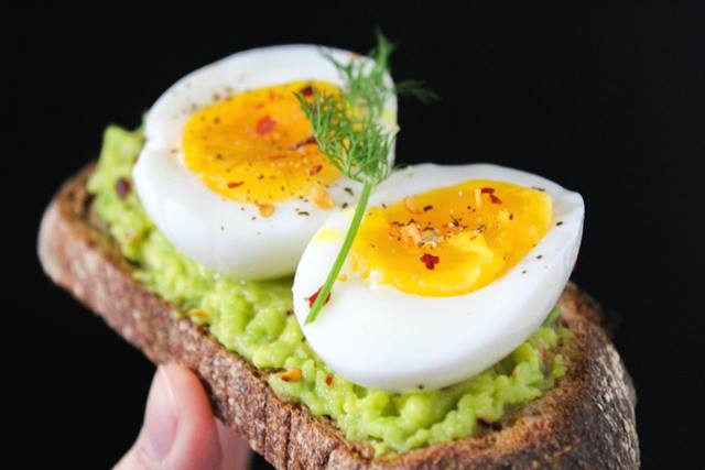   Telur rebus dianggap baik karena merupakan sumber protein baik untuk pembentukan otot. (Foto: Ilustrasi/Dok. Pexels.com)
