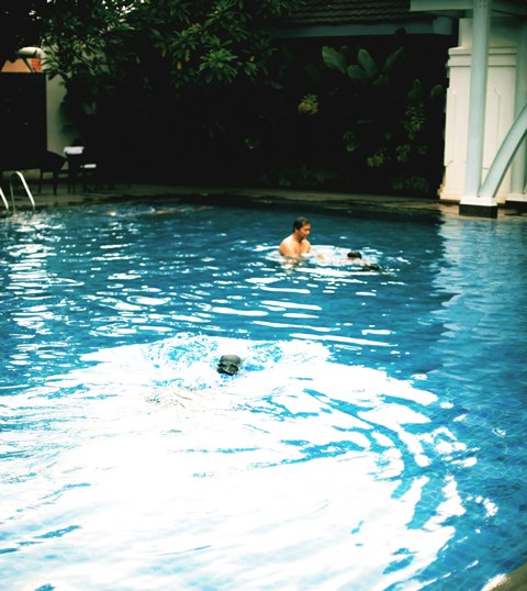 3 Bahaya Ini Bisa Timbul Akibat Menelan Air Kolam Renang