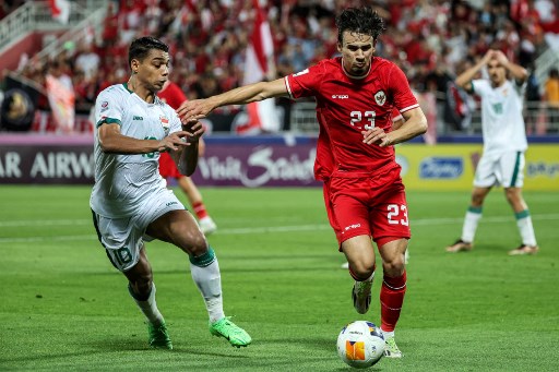 Bek timnas Indonesia, Nathan Tjoe-A-On (kanan). (Karim JAAFAR / AFP)