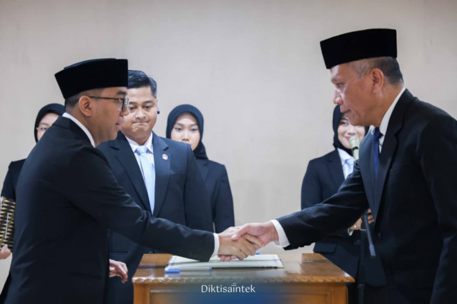 Mendiktisaintek, Brian Yuliarto melantik Henri Togar Hasiholan Tambunan menjadi Kepala LLDikti Wilayah III. Foto: LLDikti wilayah III