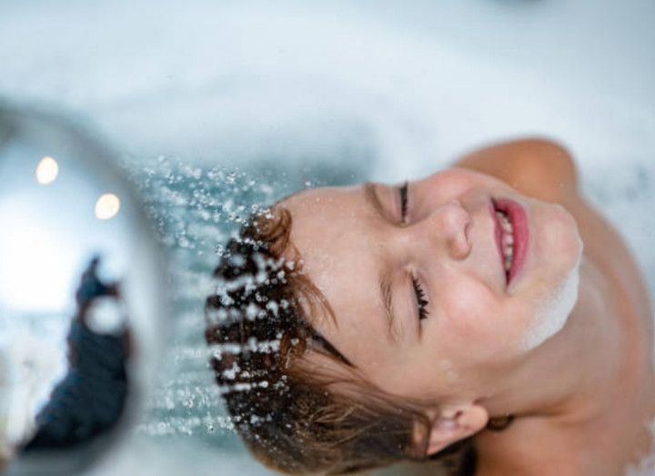 Bukan Sekadar Membersihkan Tubuh, Ini Manfaat Terapkan Mandi pada Anak