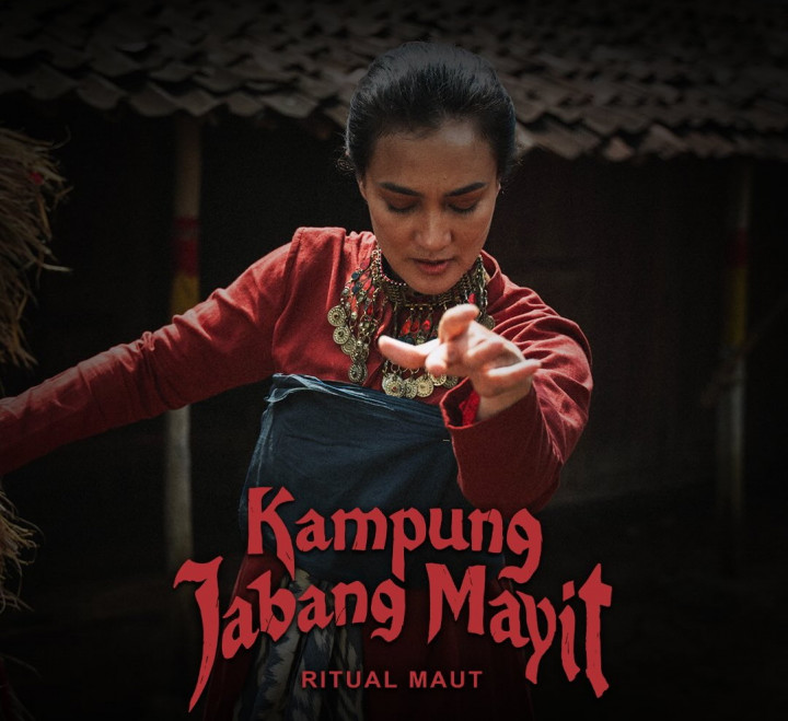 Ritual Maut Atiqah Hasiholan di Film Kampung Jabang Mayit