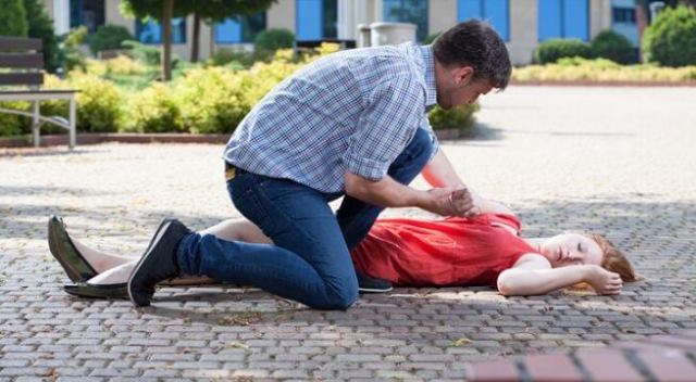 Kenapa Setelah Bangun dari Pingsan Minum Teh Manis?