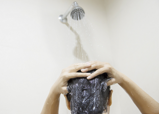 Supaya Maksimal, Ikuti 6 Cara Menggunakan Sampo Antiketombe dengan Benar