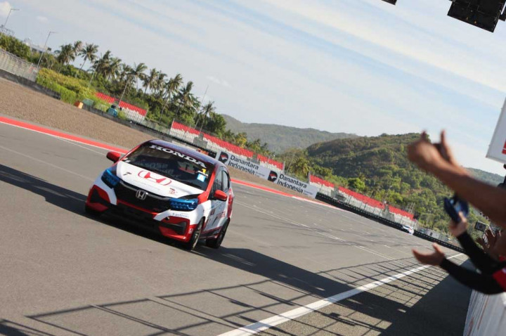 Honda Racing Indonesia Gasak Kemenangan Seri-1 Kejurnas ITCR 2025