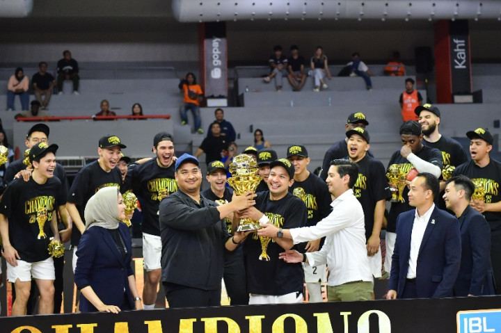 Menpora Serahkan Trofi Juara IBL ke Dewa United