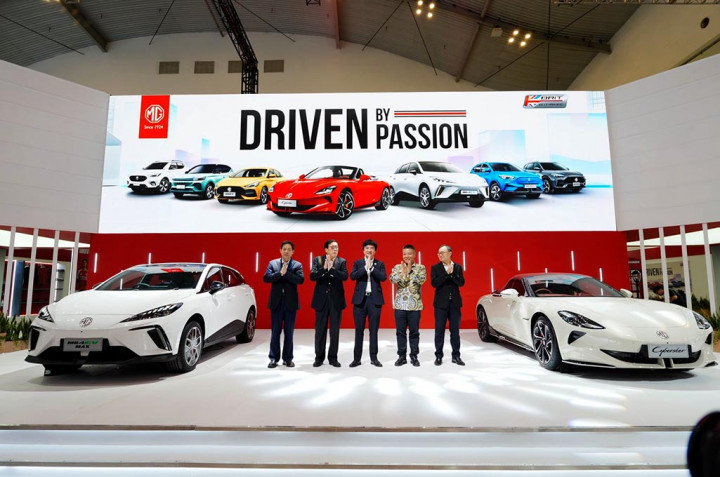 MG Luncurkan MG4 EV Max & Warna Baru Cyberster di GIIAS 2025