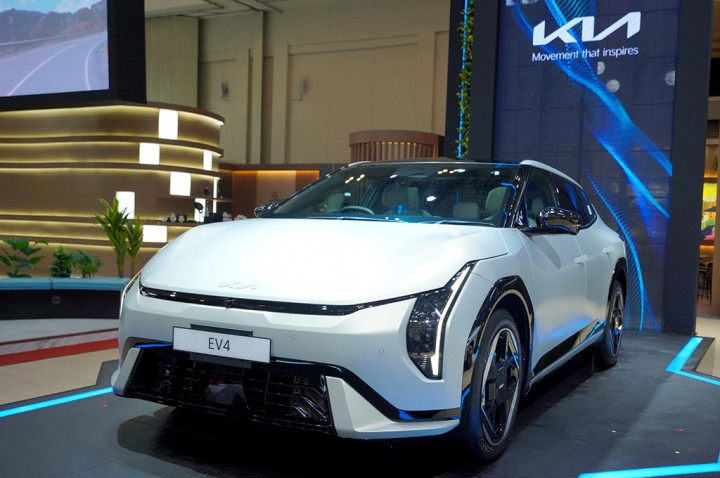 Kia EV4 Riuhkan GIIAS 2025, Jangkauan Sampai 633 KM