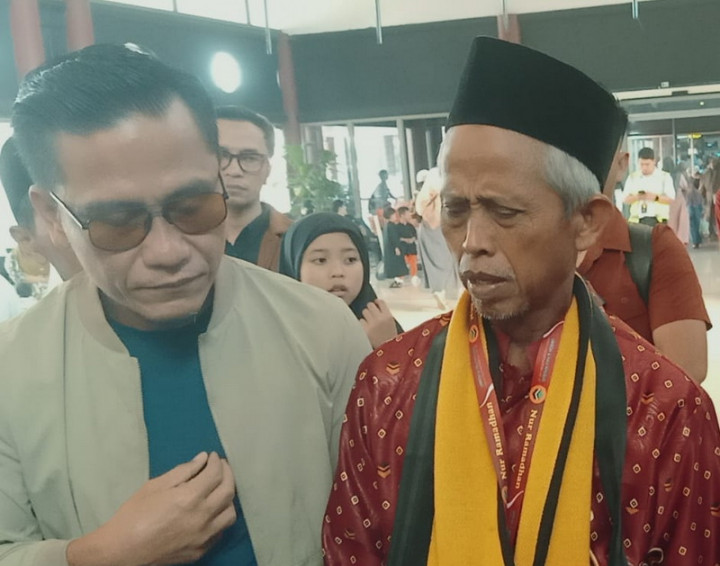 Guru Ngaji Viral Menangis Dibiayai Gus Miftah Pergi Umrah