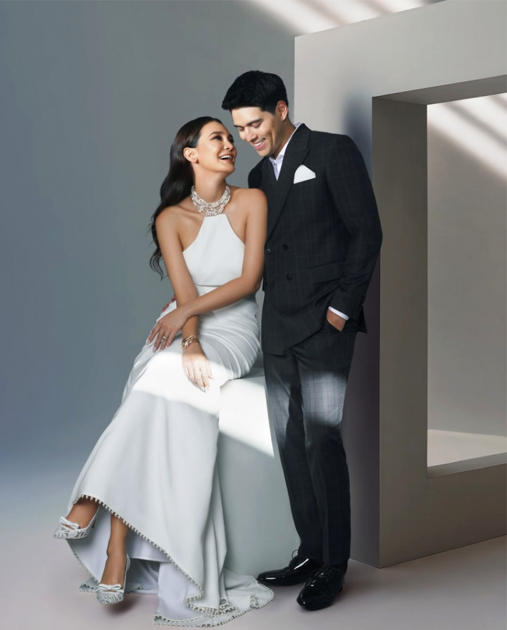 Luna Maya Kenakan Sepatu Mewah Stuart Felicity 85, Gaya Klasik yang Memikat