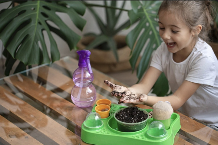 Tak Perlu Mainan Mahal, Bahan Rumahan Bisa Jadi Alat Stimulasi Sensorik Anak