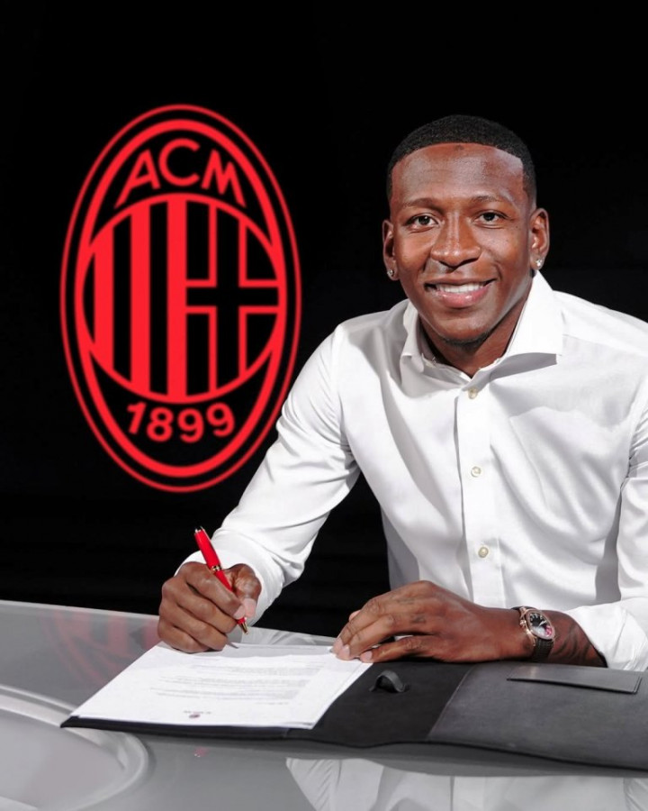 Pervis Estupinan Resmi Berseragam AC Milan