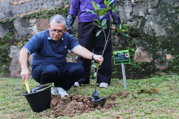 Dukung Program Diktisaintek Berdampak, UPNVJ Tanam 1.000 Pohon