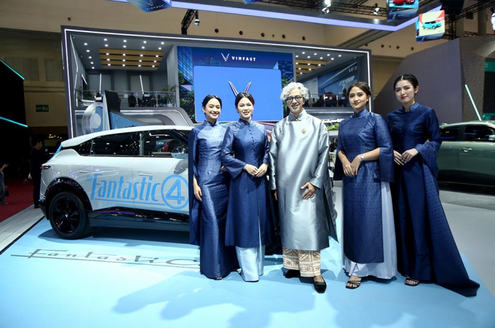 Cantiknya Usher Vinfast, Padukan Baju tradisional Vietnam dengan Kain Indonesia