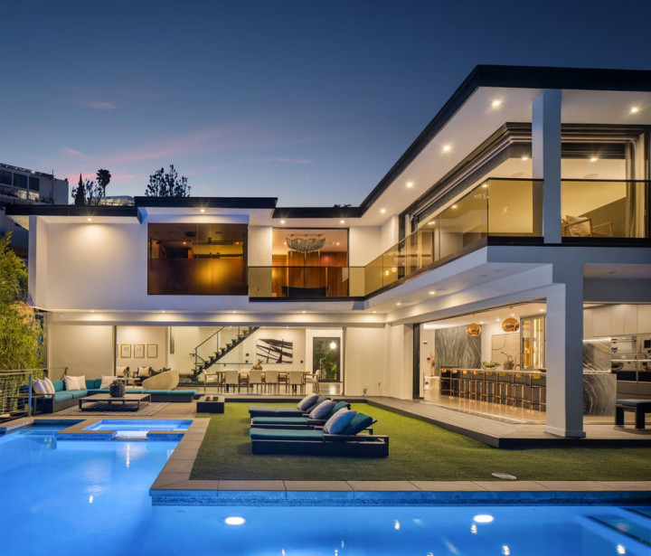 Adam Lambert Jual Rumah Mewah, Malah Rugi Belasan Miliar!