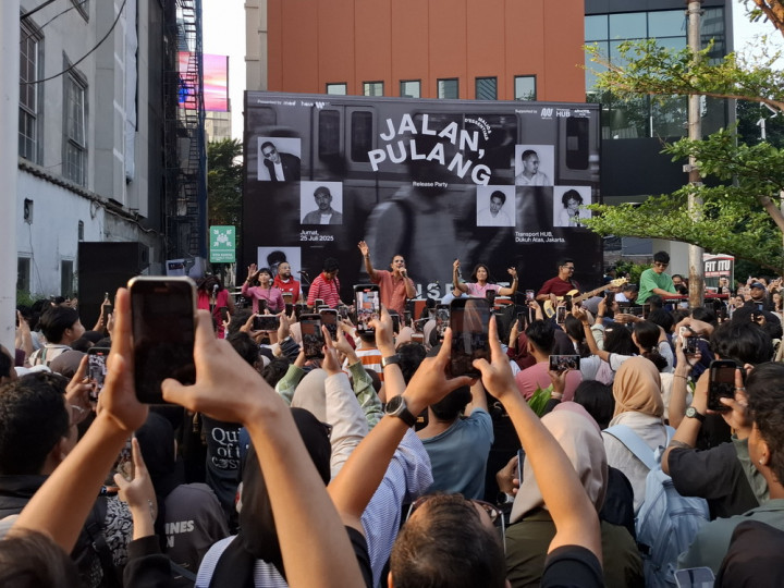 MALIQ & D’Essentials Rayakan EP Baru dengan Hibur Ratusan Pekerja Pulang Kantor