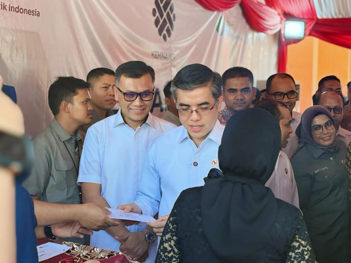 Menaker Tinjau Langsung Penyaluran BSU bagi Peserta Aktif BPJS Ketenagakerjaan di Makassar