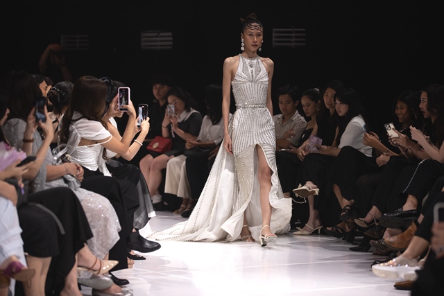 Kilau Diri dalam Fashion ala Howard Laurent Memukau di JF3