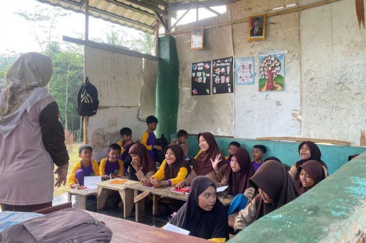 Miris! Imbas Sekolah Rusak Berat, Siswa MI di Lebak Terpaksa Belajar di Gubuk